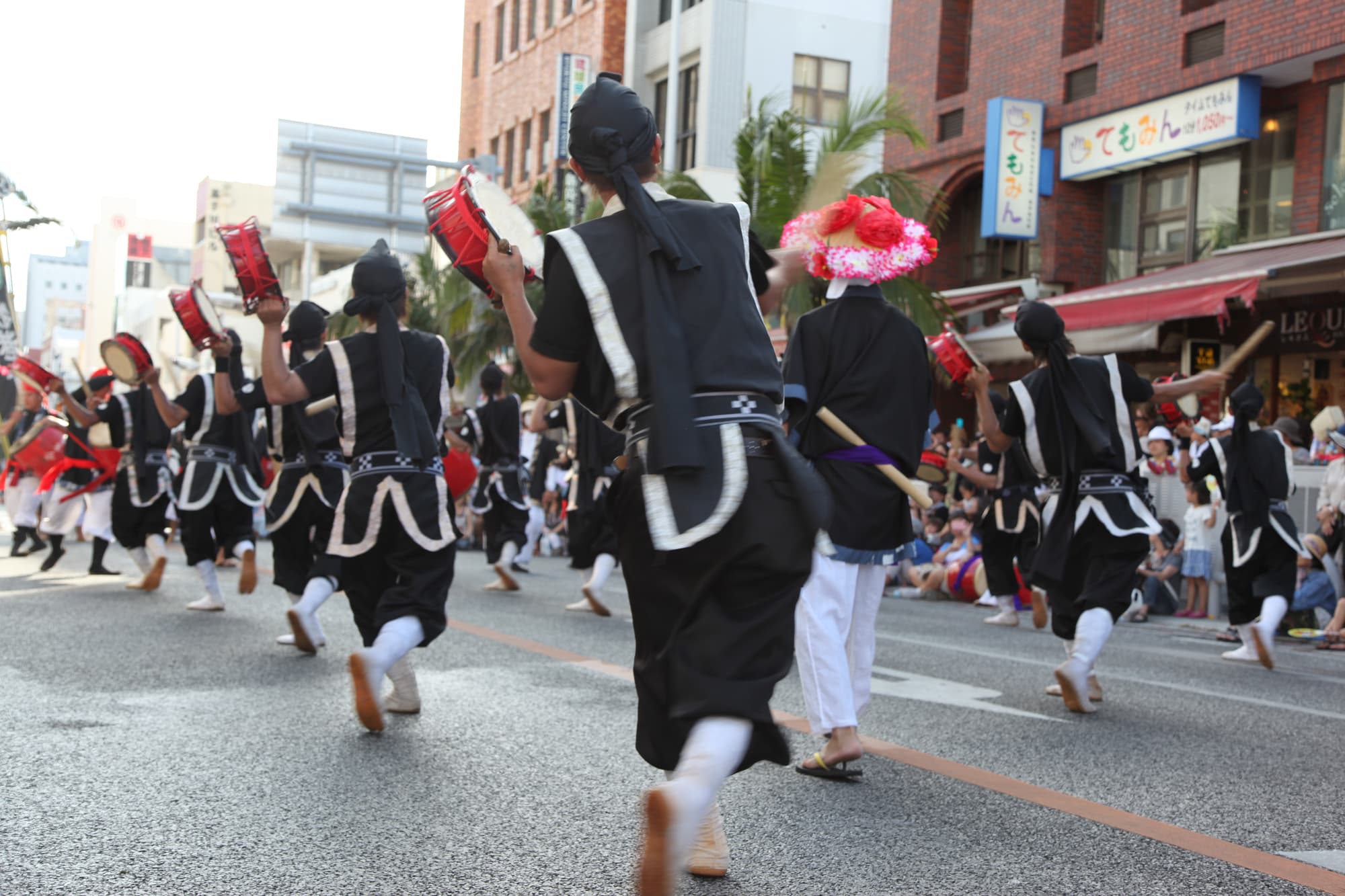 沖縄の伝統芸能「エイサー」とは？起源や意味合いを知り、子どもに伝えよう | あんまーる