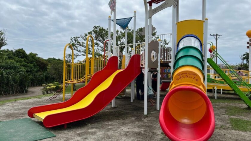 中城村にある「吉の浦公園」で子どもと遊ぼう！2025年新設の遊具をご紹介 | あんまーる